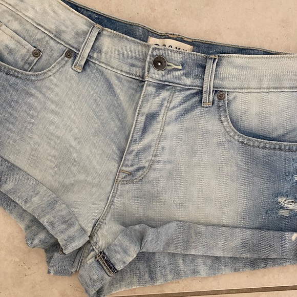 Roxy Distressed Cuffed Whitewash Shorts NWOT 🌿Size 27 - Picture 6 of 7